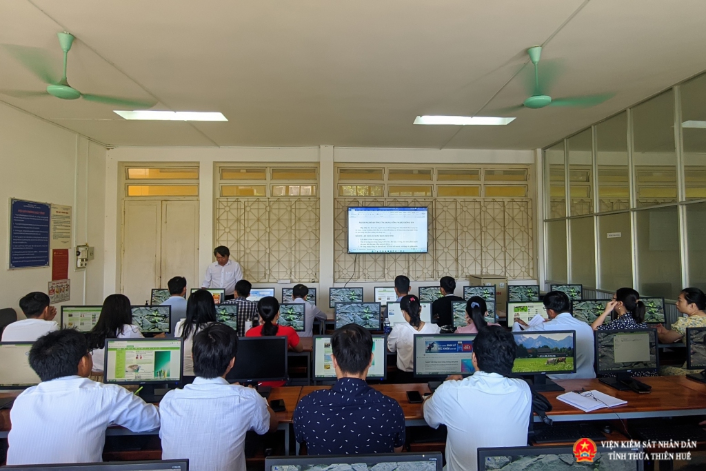 VKSND tỉnh Thừa Thiên Huế tăng cường công tác đào tạo tại chỗ và ứng dụng sâu, rộng công nghệ thông tin trong công tác.