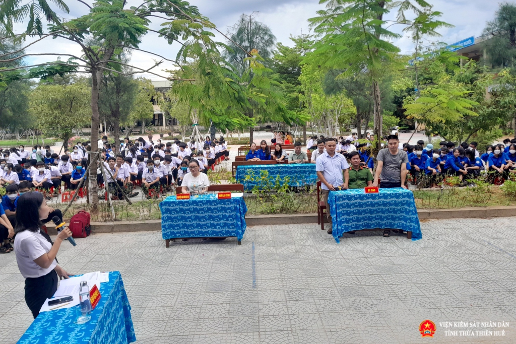 VKSND huyện Phú Vang phối hợp tổ chức tuyên truyền pháp luật thông qua phiên tòa giả định cho học sinh