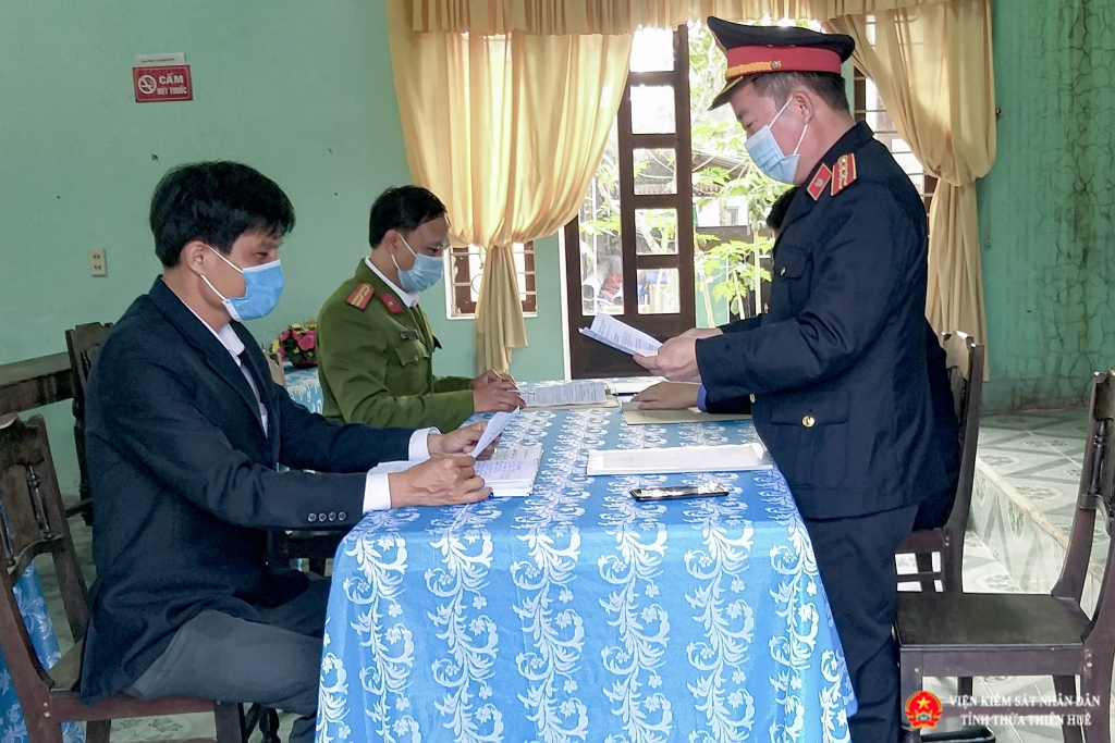 Đồng chí Nguyễn Hữu Lành công bố quyết định trực tiếp kiểm sát tại UBND xã Giang Hải