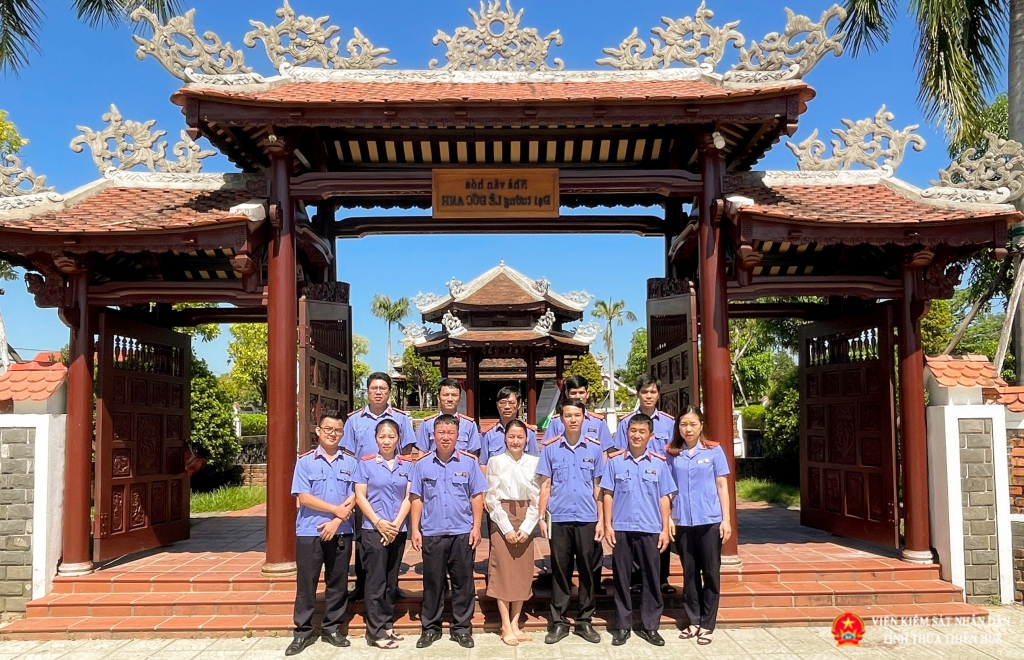 Cán bộ, công chức và người lao động  VKSND huyện Phú Lộc chụp ảnh lưu niệm tại Nhà văn hóa Đại tướng Lê Đức Anh