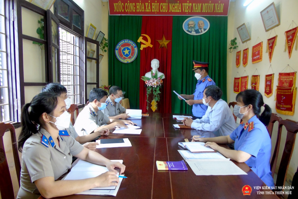 Đồng chí Nguyễn Văn Luận - Phó Viện trưởng làm trưởng đoàn công bố Quyết định trực tiếp kiểm sát