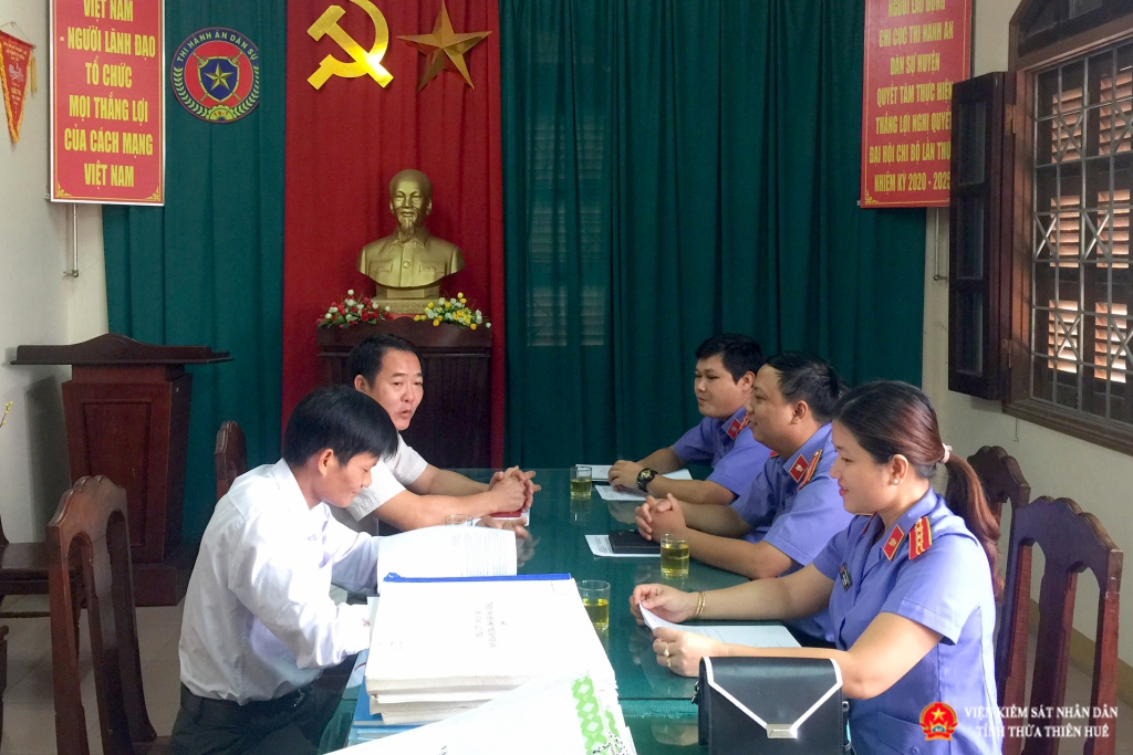 Đoàn kiểm sát trực tiếp kiểm sát tại Chi cục Thi hành án dân sự huyện Nam Đông