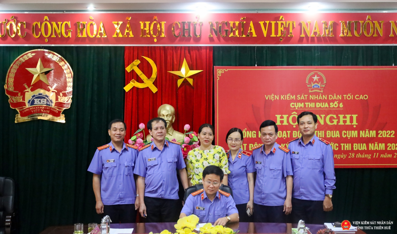 Đại diện lãnh đạo Viện kiểm sát nhân dân tỉnh Thừa Thiên Huế ký kết Giao ước thi đua năm 2023.
