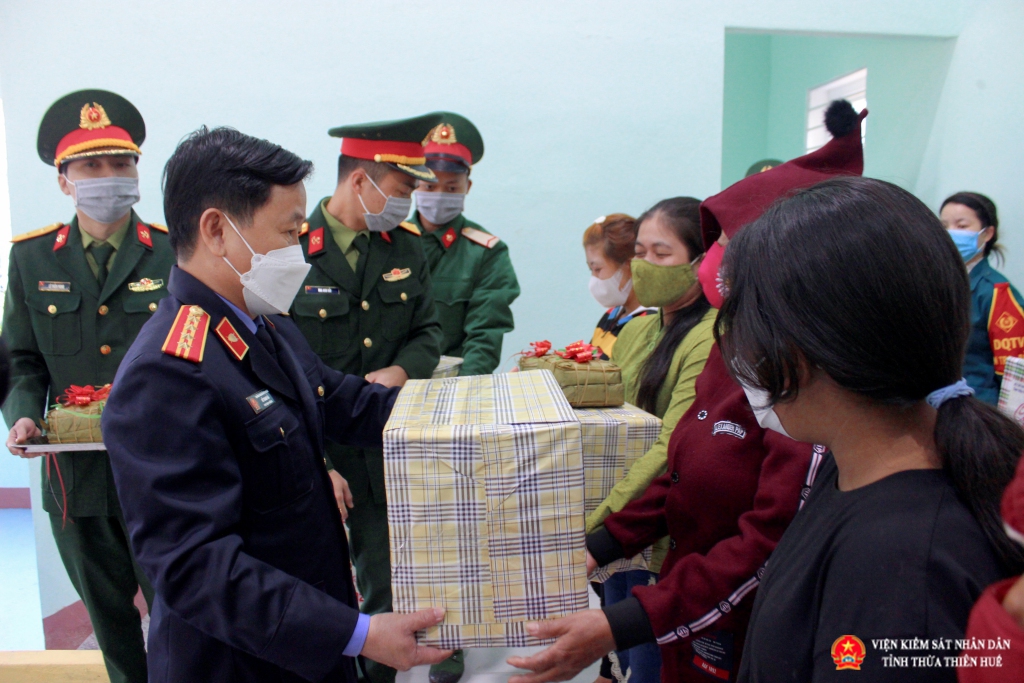 Đồng chí Hồ Thanh Hải, Phó Viện trưởng VKSND tỉnh trao quà tết cho các hộ gia đình chính sách, gia đình có hoàn cảnh khó khăn tại xã Trung Sơn.  