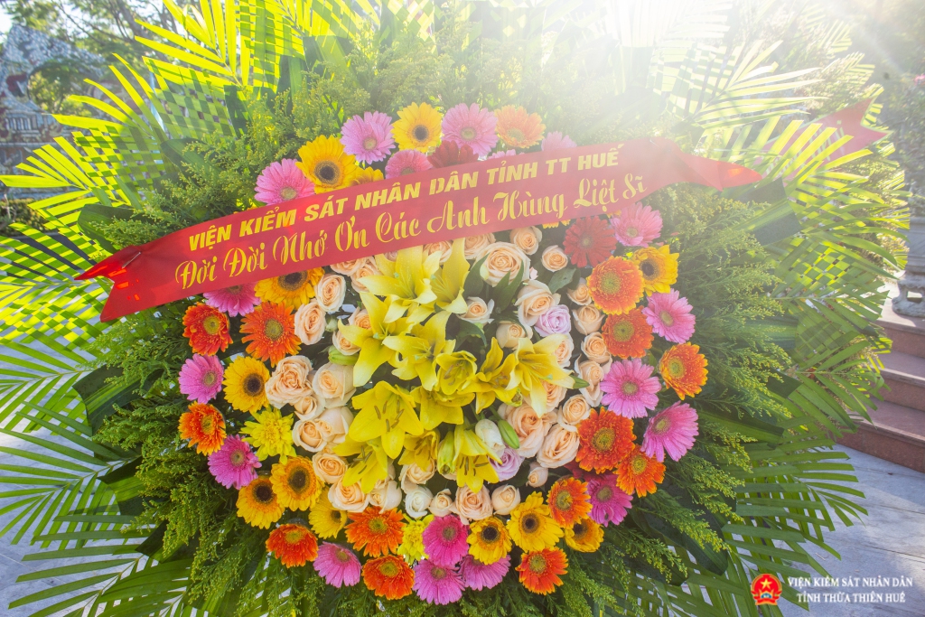 Viện kiểm sát nhân dân tỉnh Thừa Thiên Huế  đặt vòng hoa, dâng hương tưởng niệm tại Nghĩa trang liệt sĩ Thành phố Huế.