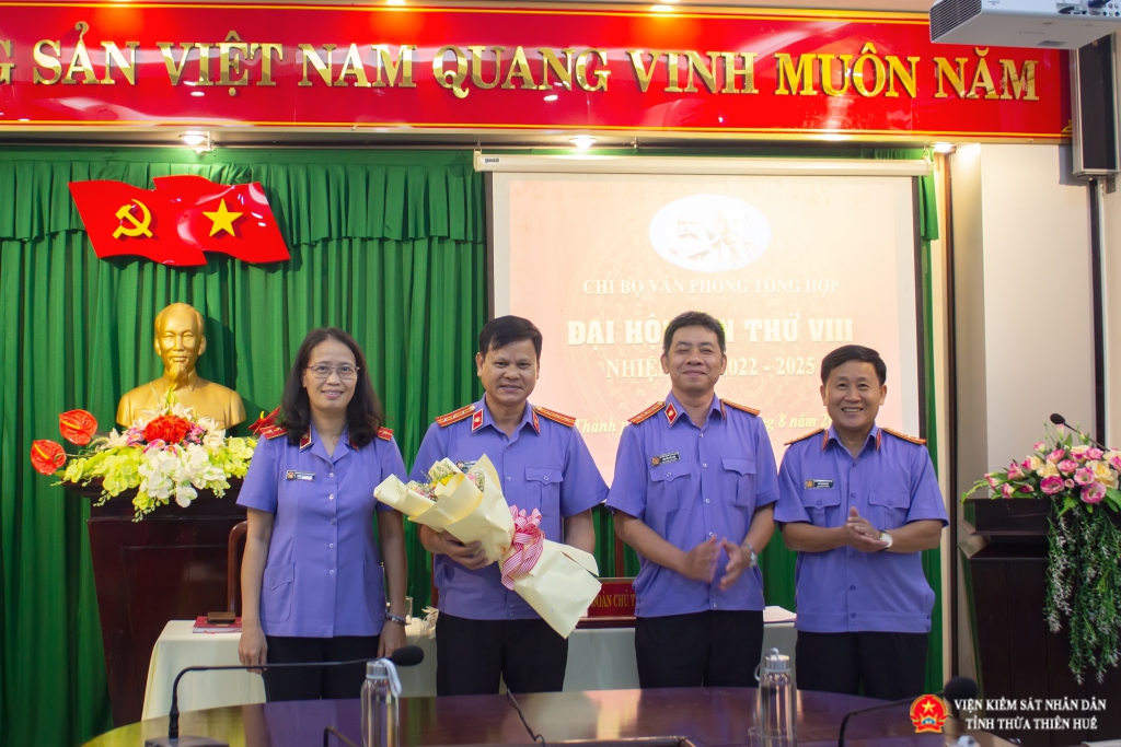 Đồng chí Hồ Thanh Hải tặng hoa chúc mừng Chi ủy khóa mới nhiệm kỳ 2022 - 2025