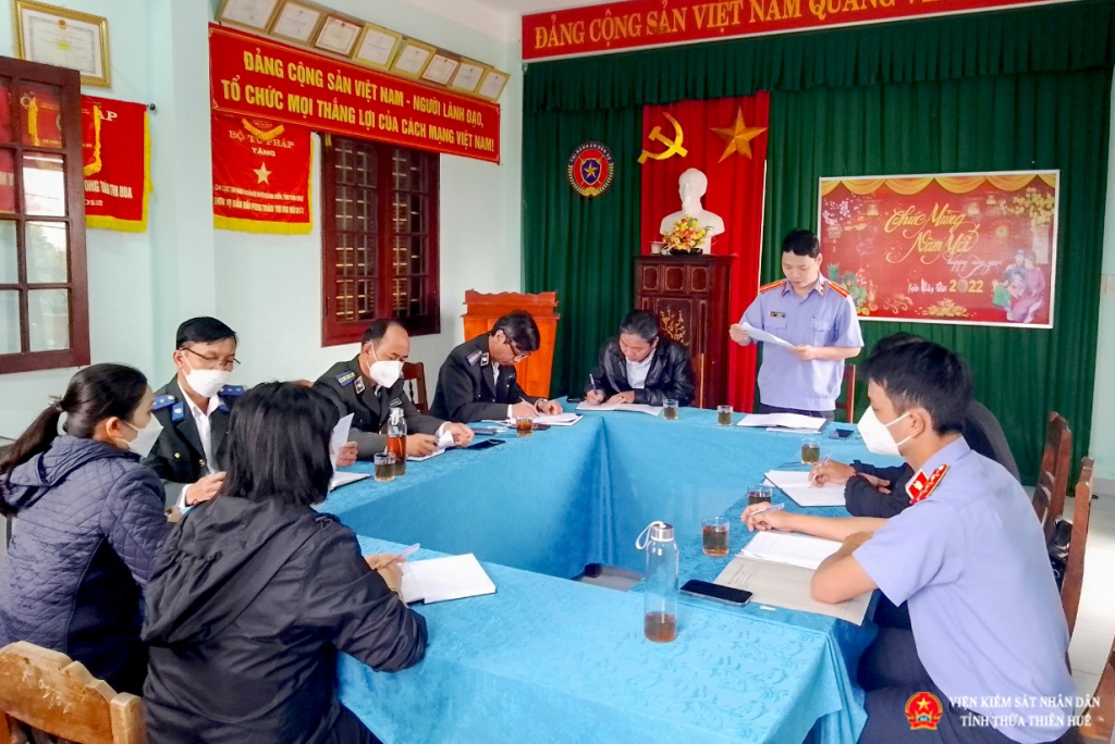 Đồng chí Lê Viết Hải, Phó Viện trưởng, Trưởng đoàn công bố dự thảo kết luận trực tiếp kiểm sát