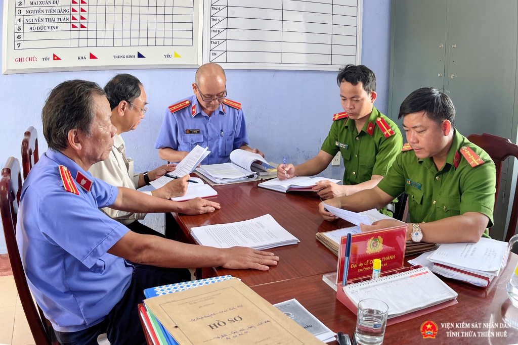 Đoàn kiểm sát đang trực tiếp kiểm sát các hồ sơ thị hành án hình sự tại UBND xã Quảng Phú