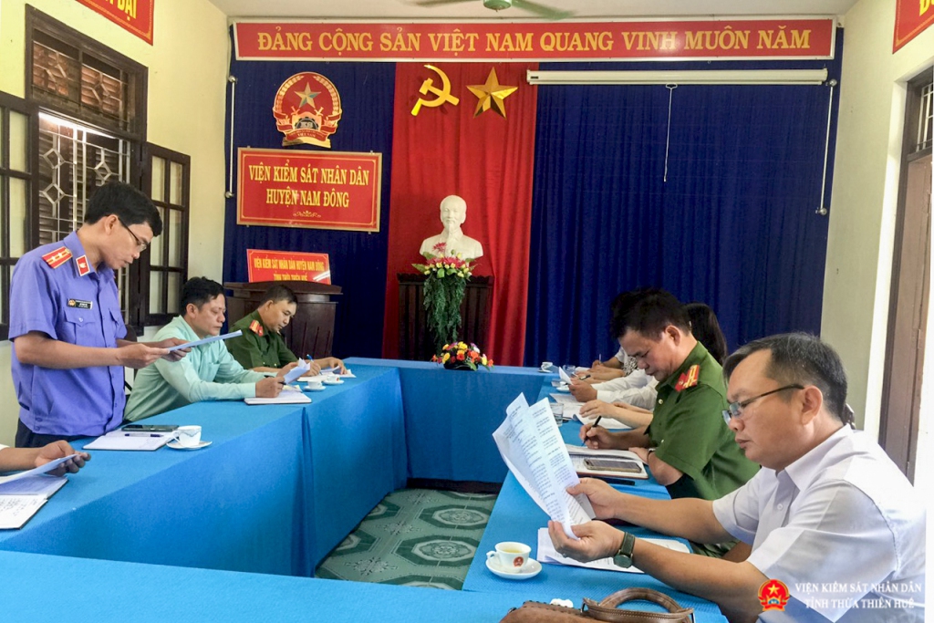 Đồng chí Lê Thúc Tài, Phó viện trưởng VKSND huyện Nam Đông báo cáo trước đoàn kiểm tra.