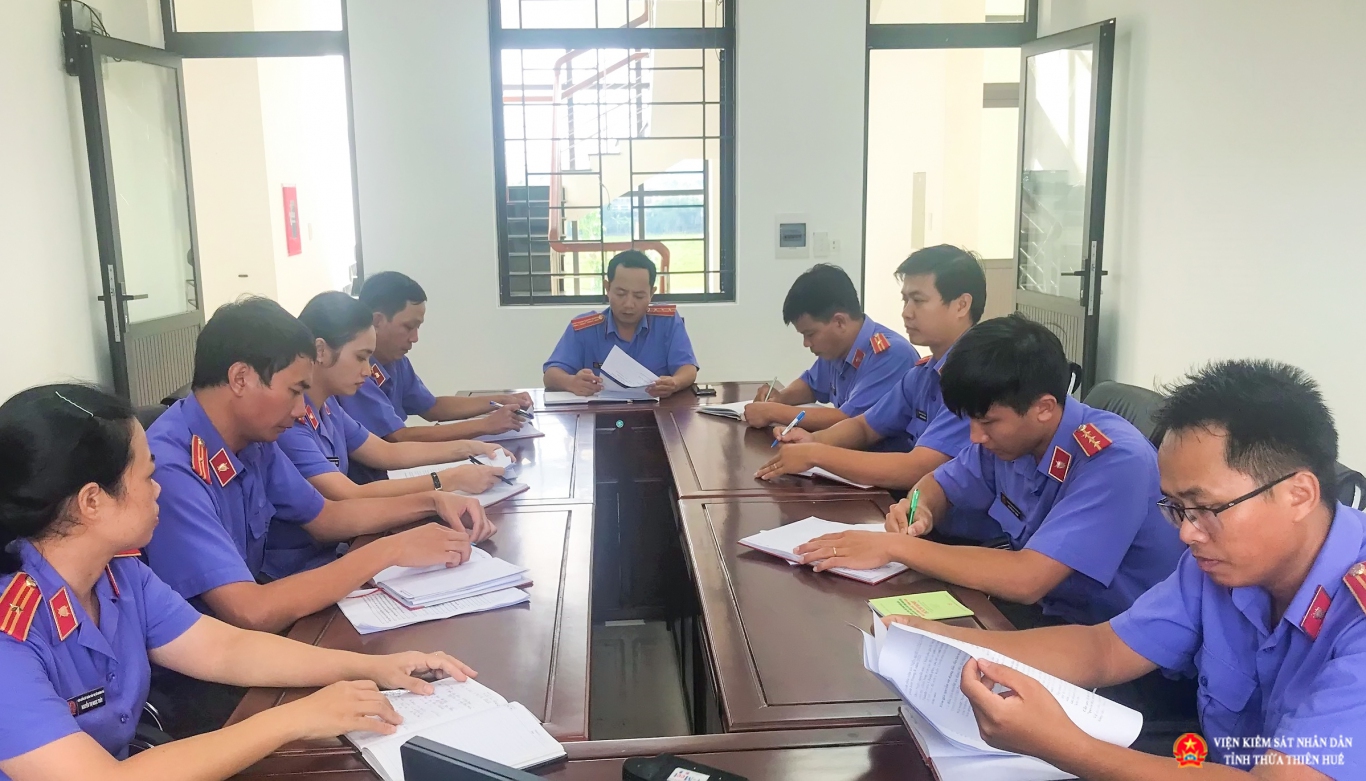 Viện kiểm sát nhân dân thị xã Hương Trà tổ chức lấy ý kiến góp ý vào Dự án Luật đất đai (sửa đổi)