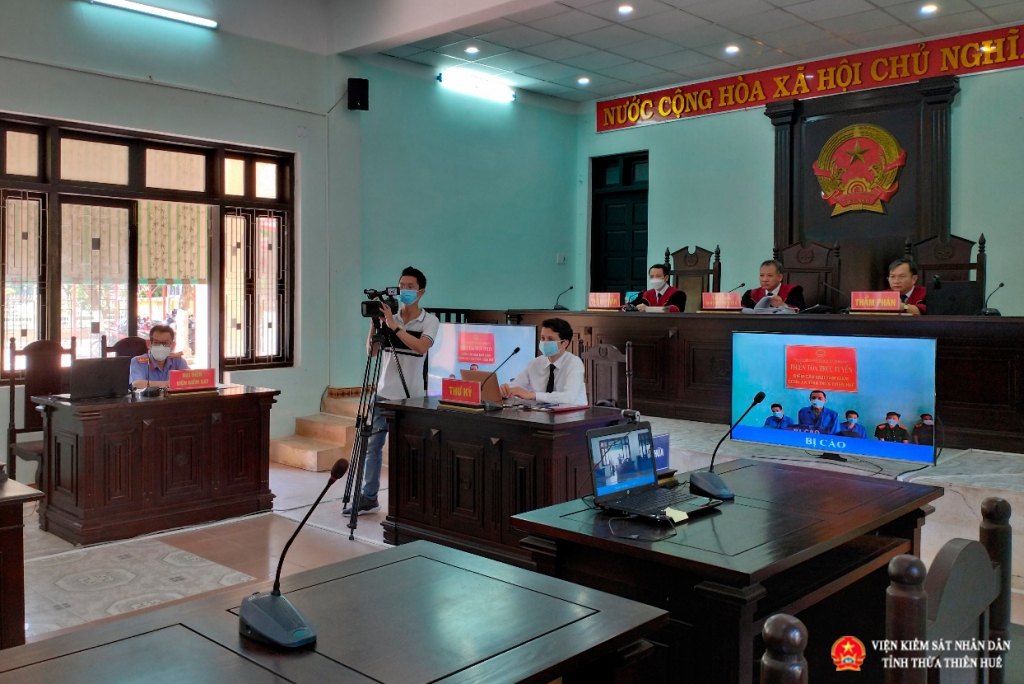 Toàn cảnh phiên tòa trực tuyến tại điểm cầu trung tâm Tòa án nhân dân tỉnh Thừa Thiên Huế