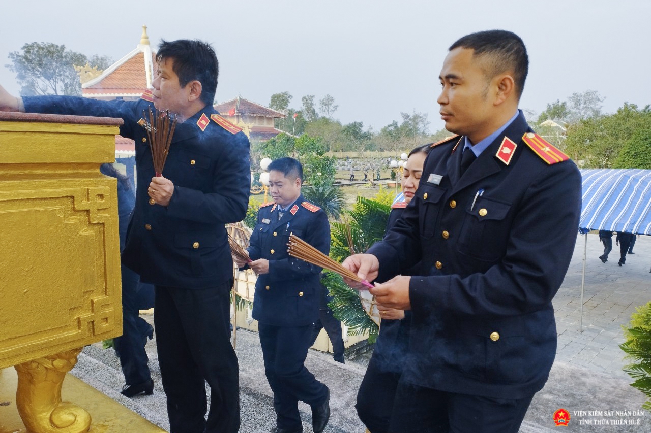 Viện kiểm sát nhân dân huyện Phú Vang dâng hương tại nghĩa trang liệt sĩ huyện