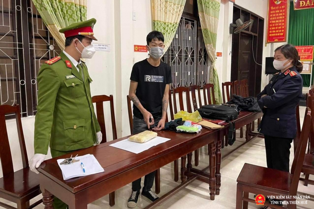Kiểm sát viên Phòng 1 phối hợp phá án cùng Phòng CSĐT tội phạm về ma túy Công an tỉnh Thừa Thiên Huế