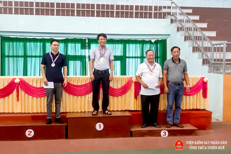 Đồng chí Lê Viết Hải, phó Viện trưởng (ngoài cùng bên trái) đại diện nhận Giải nhì đôi nam lãnh đạo môn Bóng bàn.
