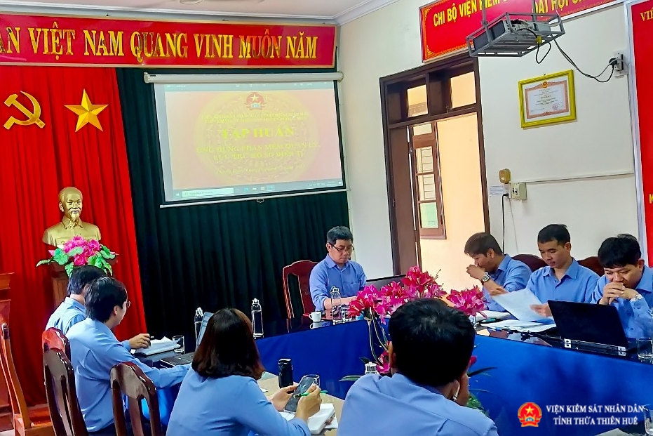 Báo cáo viên Nguyễn Văn Liêm đã giới thiệu, hướng dẫn phần mềm cho toàn thể đơn vị