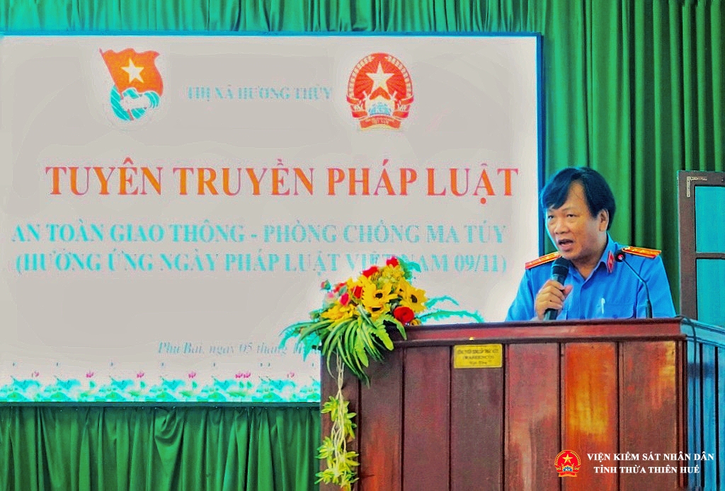 Đồng chí Lê Ngọc Linh - Viện trưởng VKSND thị xã Hương Thủy phát biểu khai mạc tại Buổi tuyên truyền.