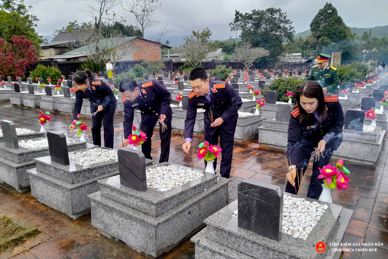 Cán bộ, công chức VKSND huyện A Lưới thắp hương viếng mộ các anh hùng liệt sĩ tại nghĩa trang liệt sĩ