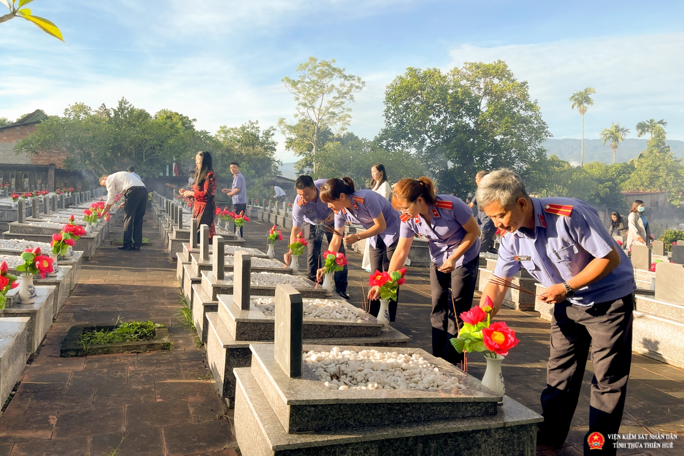 Công chức, người lao động đơn vị thắp hương tại mộ các liệt sỹ