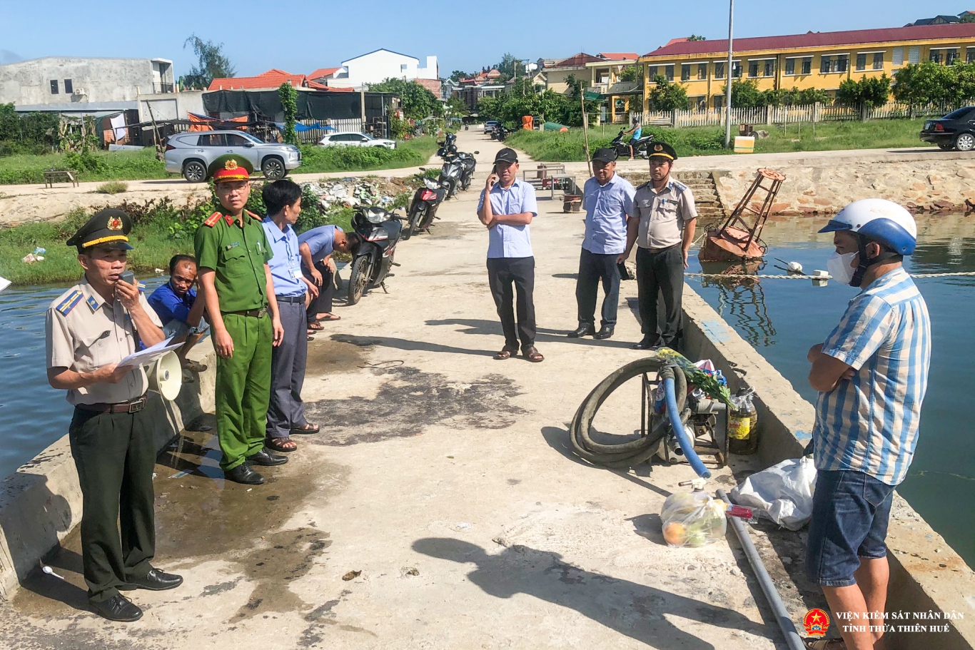 Chấp hành viên Chi cục thi hành án dân sự huyện Phú Lộc đang thực hiện nhiệm vụ