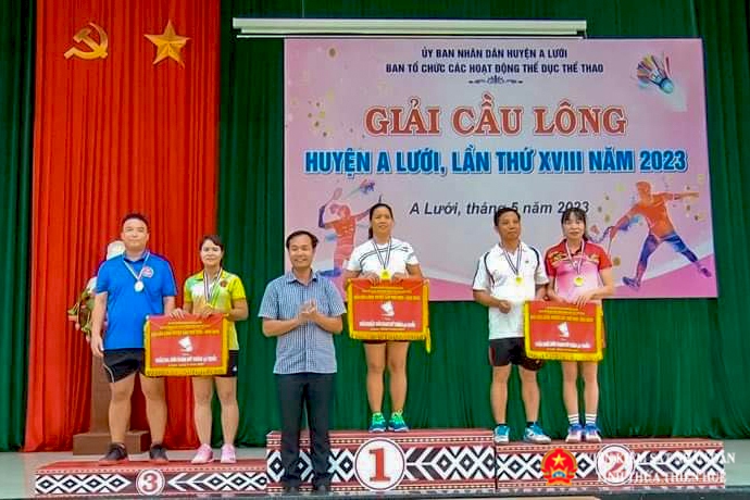 Cặp đôi Trần Tiến Dũng - Nguyễn Thị Thảo (VKSND huyện A Lưới) nhận Giải Ba nội dung Đôi nam nữ trên 40 tuổi