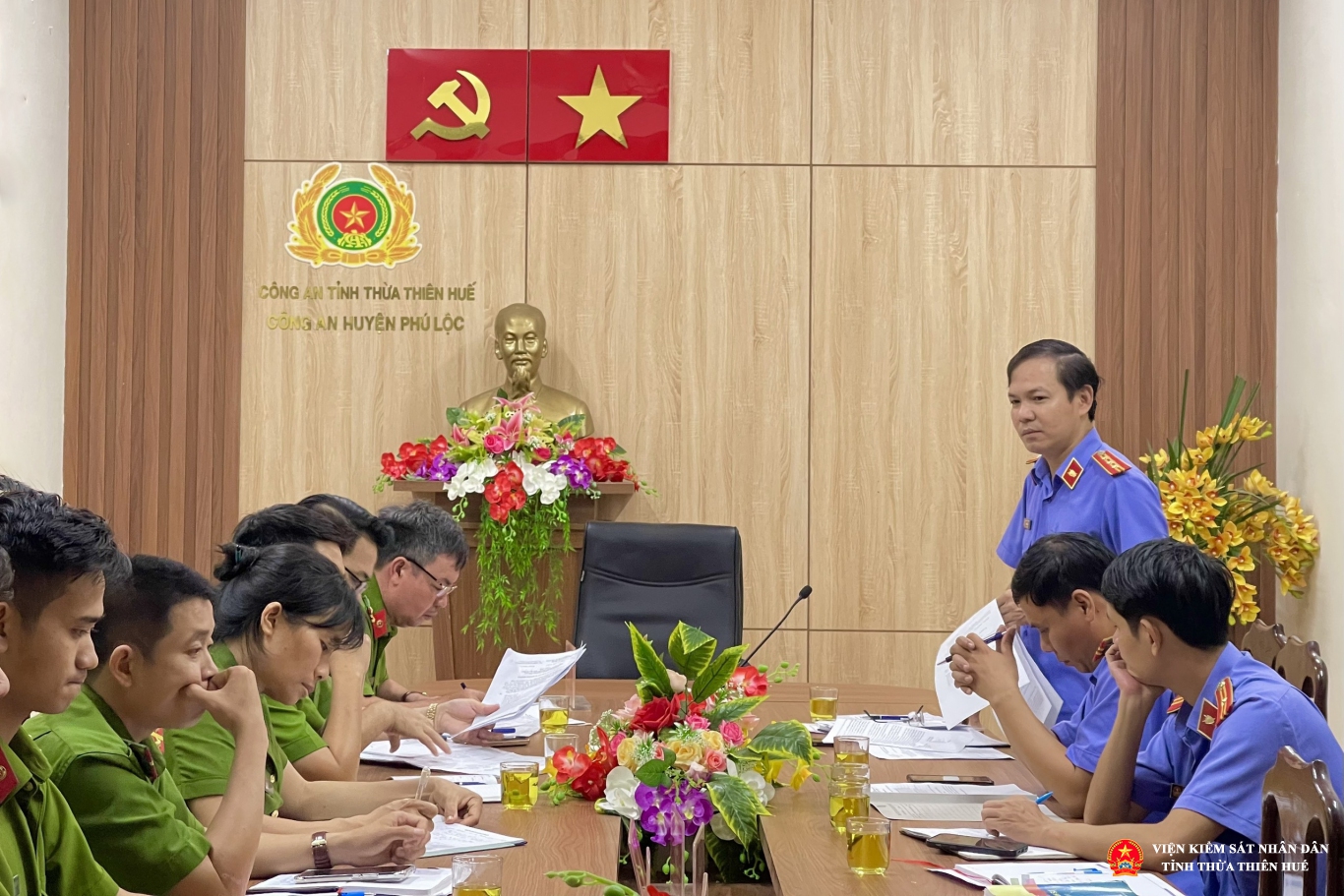 Đồng chí Phan Lộc Linh - Viện trưởng, Trưởng đoàn kiểm sát công bố Quyết định trực tiếp kiểm sát.