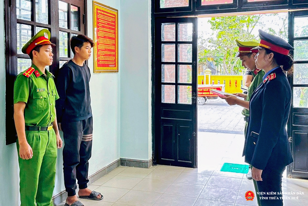 Viện kiểm sát nhân dân thị xã Hương Thủy cùng Cơ quan Cảnh sát Điều tra thi hành lệnh bắt đối với các bị can
