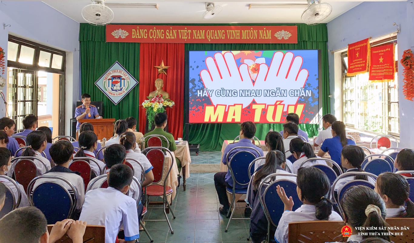 VKSND thị xã Hương Trà tuyên truyền pháp luật cho học sinh