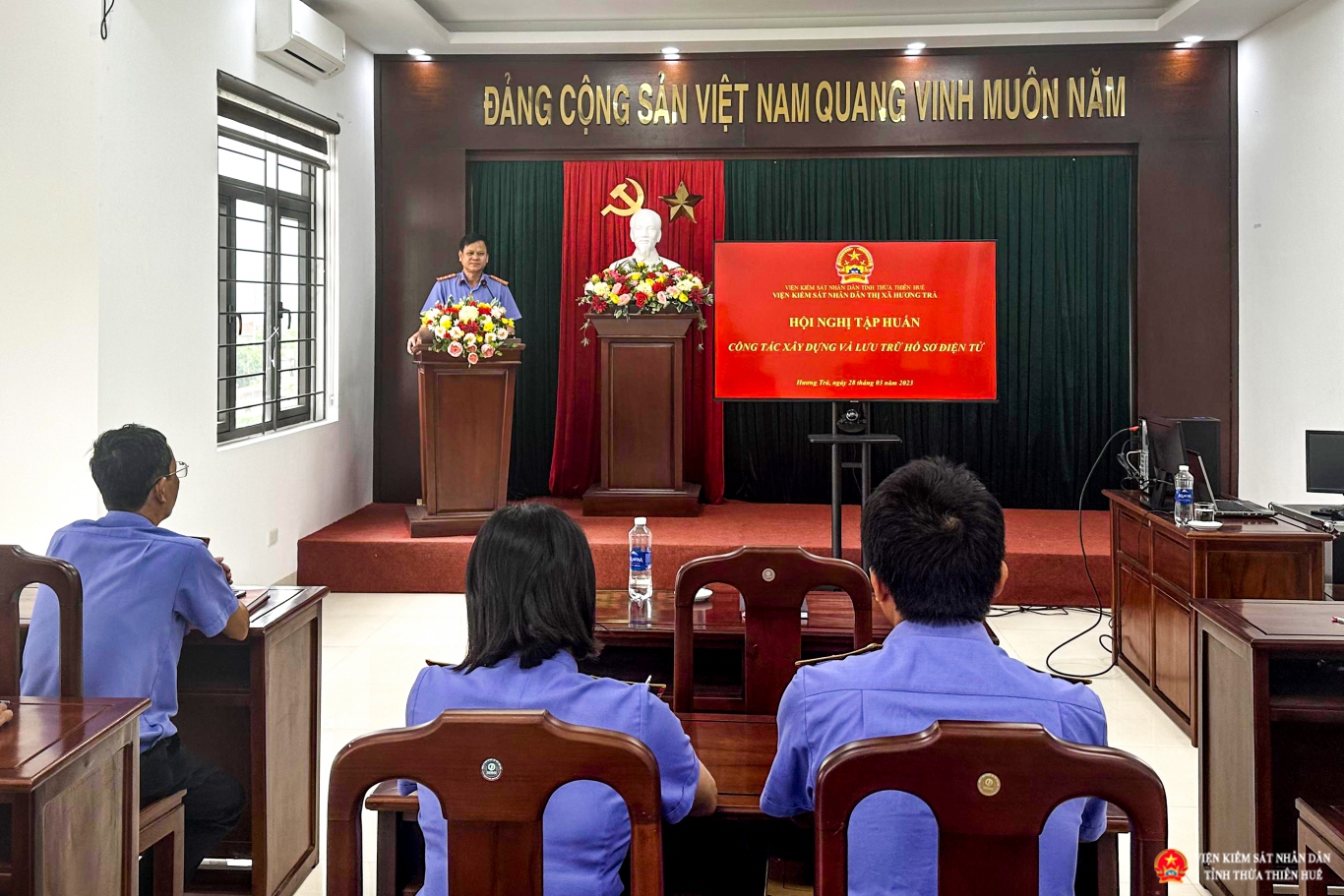 Đồng chí Lê Quang Hòa – Viện trưởng VKSND thị xã Hương Trà phát biểu tại buổi tập huấn