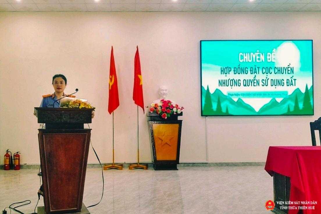 Báo cáo viên Dương Thị Thảo Hiền – Kiểm sát viên VKSND thị xã Hương Thủy tại buổi tuyên truyền