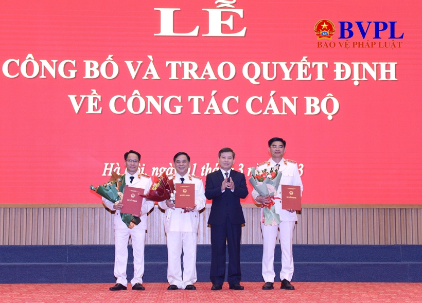 Đồng chí Lê Minh Trí, Uỷ viên Trung ương Đảng, Viện trưởng VKSND tối cao trao quyết định và tặng hoa chúc mừng 3 đồng chí được điều động, bổ nhiệm.