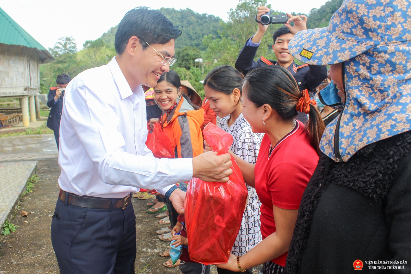 Đồng chí Viện trưởng Nguyễn Thanh Hải đang tặng quà tết cho các hộ nghèo nghèo thôn Ba Lạch, xã Lâm Đớt, huyện A Lưới.
