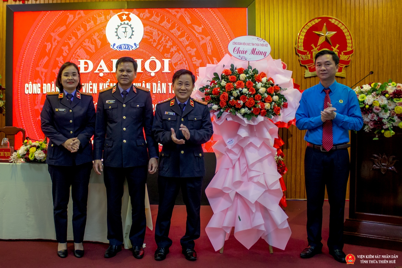 Đồng chí Phạm Thanh Bình, Phó Chủ tịch Công đoàn viên chức tỉnh Thừa Thiên Huế tặng hoa chúc mừng Đại Hội