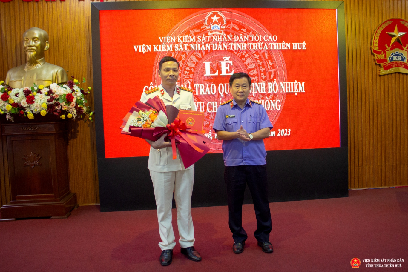 Đồng chí Hồ Thanh Hải, -  Phó viện trưởng phụ trách VKSND tỉnh trao Quyết định bổ nhiệm và tặng hoa chúc mừng đồng chí Hồ Văn Trúc