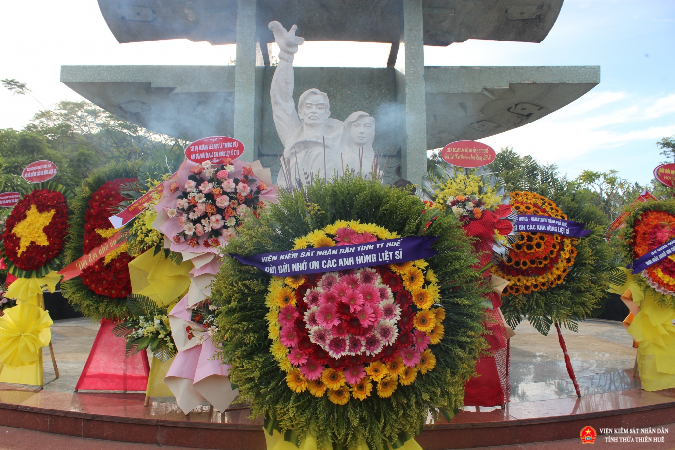Cán bộ, công chức Viện kiểm sát nhân dân tỉnh dâng hương, hoa tri ân các anh hùng liệt sĩ