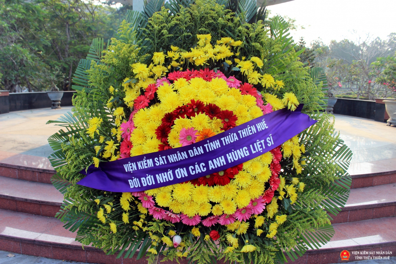Dâng hương tưởng niệm các anh hùng liệt sĩ tại Nghĩa trang liệt sĩ Thành phố Huế.