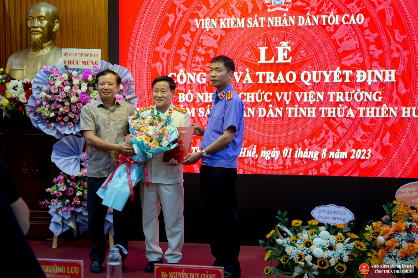 Đồng chí Nguyễn Duy Giảng và đồng chí Lê Trường Lưu trao Quyết định bổ nhiệm chức vụ Viện trưởng VKSND tỉnh Thừa Thiên Huế và tặng hoa chúc mừng đồng chí Hồ Thanh Hải.