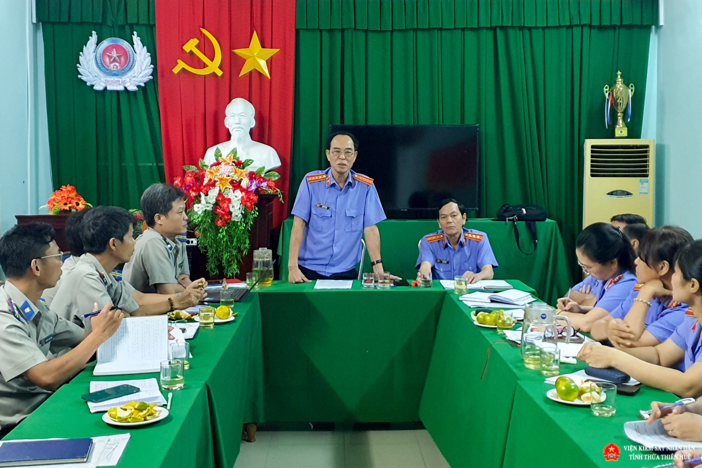 Đồng chí Lại Đình Hùng, Phó Viện trưởng Viện kiểm sát nhân dân tỉnh Thừa Thiên Huế phát biểu tại buổi Kết luận trực tiếp kiểm sát