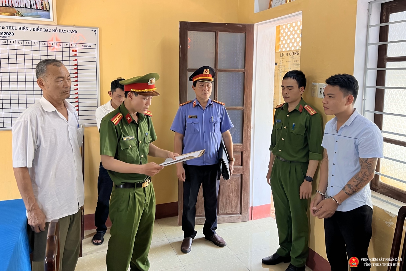 Cơ quan CSĐT Công an tỉnh Thừa Thiên Huế đọc Quyết định khởi tố vụ án, Quyết định khởi tố bị can và Lệnh bắt bị can để tạm giam đối với Ngô Hùng Trường