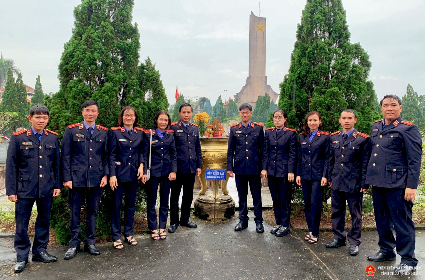 Tập thể VKSND huyện Phong Điền tiến hành dâng hương tại Nghĩa trang Liệt sỹ Hương Điền