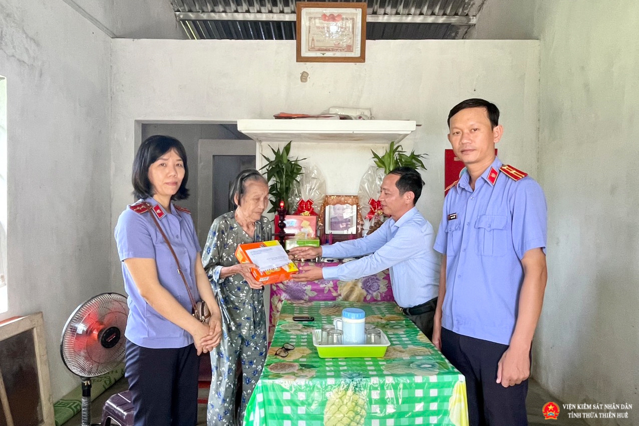 Lãnh đạo đơn vị đến thăm và tặng quà mẹ Việt Nam anh hùng Đoàn Thị Chắt