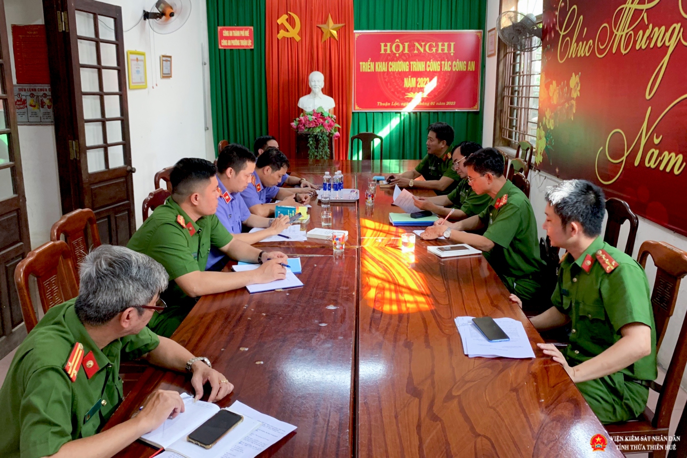 Đoàn kiểm tra liên ngành làm việc tại Công an phường Thuận Lộc