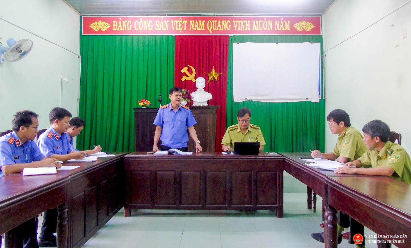 Trực tiếp kiểm sát  tại Hạt kiểm lâm thị xã Hương Trà