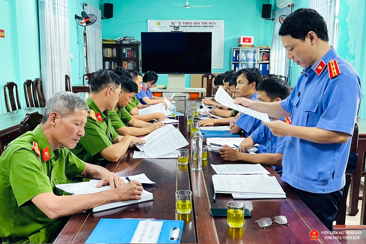 Đồng chí Lê Viết Hải, Phó Viện trưởng, Trưởng đoàn kiểm sát công bố bản dự thảo kết luận trực tiếp kiểm sát