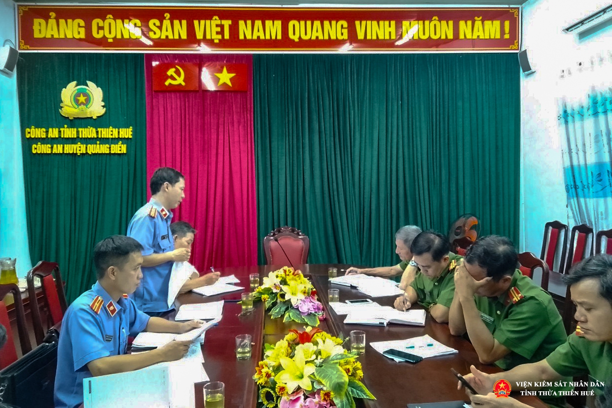 Đồng chí Lê Viết Hải, Phó Viện trưởng, Trưởng đoàn kiểm sát công bố Quyết định trực tiếp kiểm sát