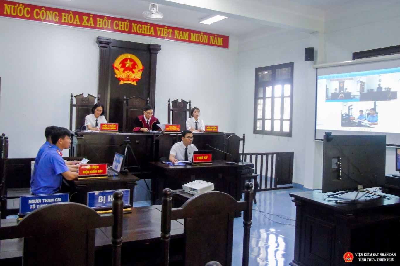 Hội đồng xét xử tại đầu cầu Hội trường xét xử Tòa án nhân dân thị xã Hương Trà