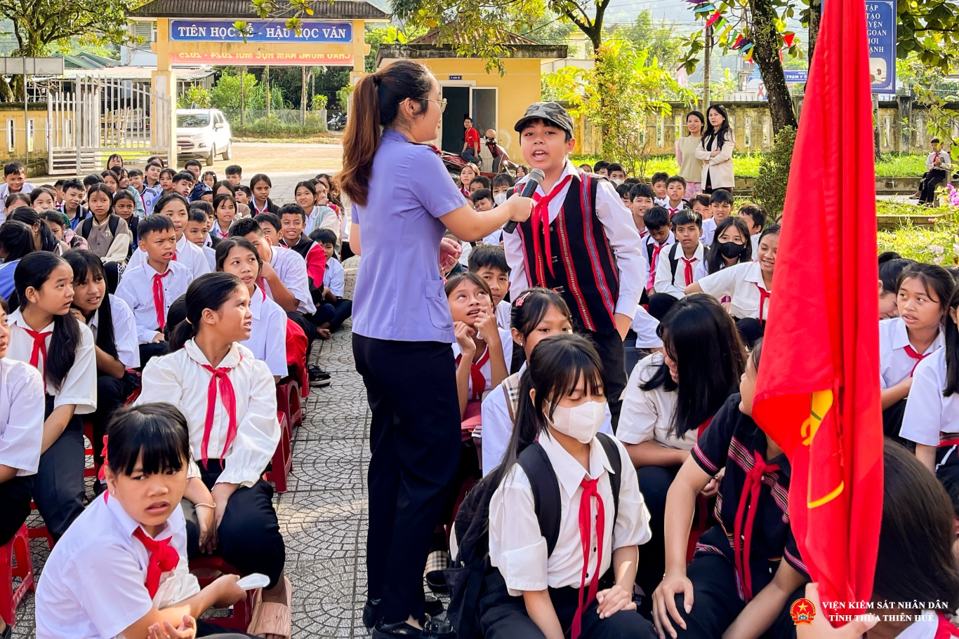 Các bạn học sinh trường THCS Dân tộc Nội trú sôi nổi tham gia trả lời các câu hỏi và giao lưu với cán bộ VKSND huyện A Lưới