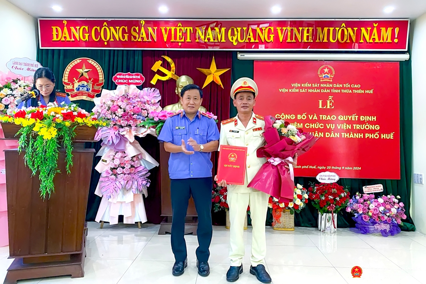 Đồng chí Hồ Thanh Hải - Bí thư Ban cán sự Đảng, Viện trưởng VKSND tỉnh Thừa Thiên Huế trao Quyết định bổ nhiệm cho đồng chí Tạ Đình Thành