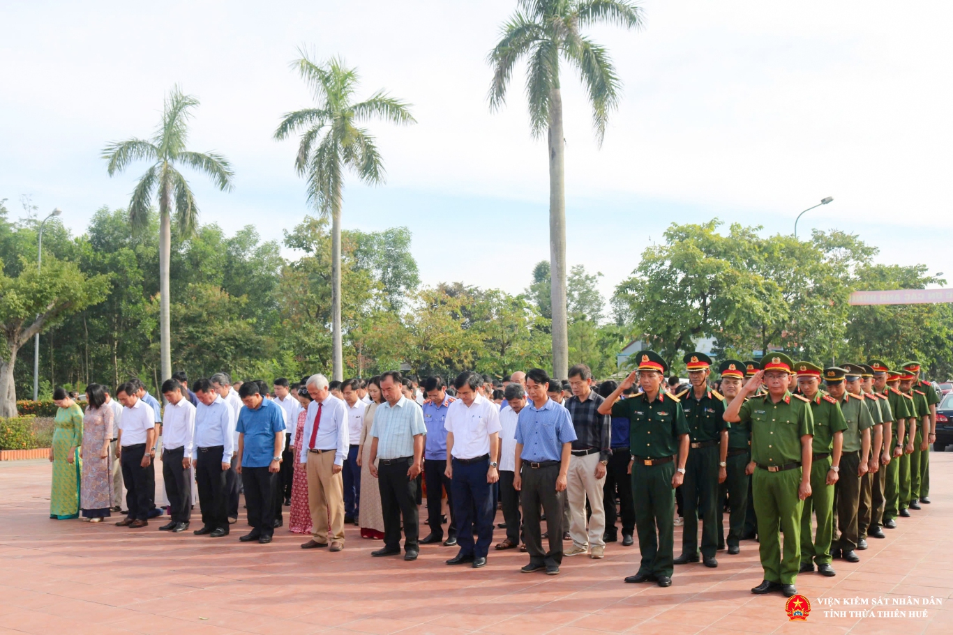 Lãnh đạo Viện kiểm sát nhân dân thị xã Hương Trà tham gia dâng hương tưởng niệm tại Nghĩa trang liệt sỹ Hương Điền