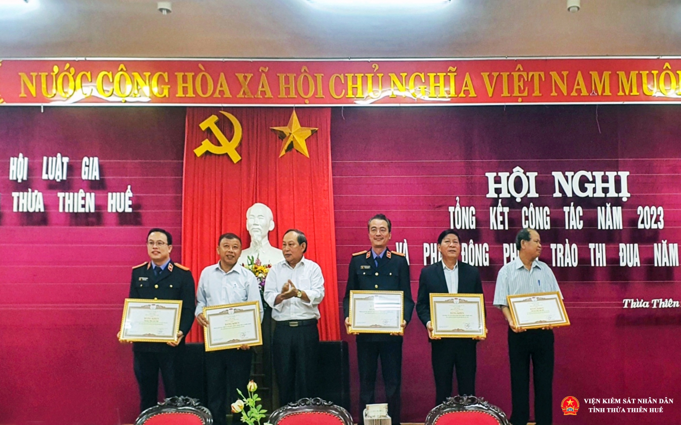 Chi hội Luật gia VKSND thị xã Hương Thủy và hội viên vinh dự nhận Bằng khen của Chủ tịch Hội luật gia Việt Nam