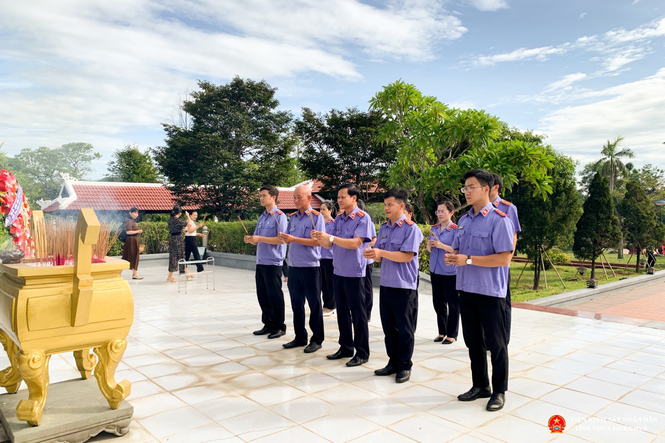 Đoàn Viện kiểm sát nhân dân thị xã Hương Trà dâng hương, tưởng niệm tại Đài tưởng niệm các anh hùng liệt sĩ